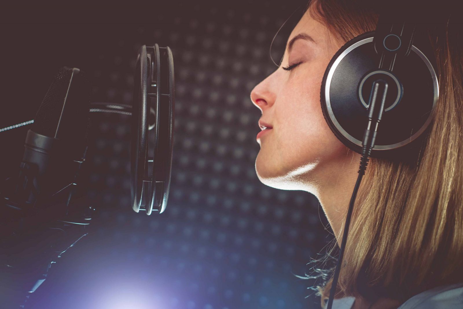 Пения человека. Девушка с микрофоном в студии. Девушка поет. Девушка поет в студии. Девушка в студии звукозаписи.